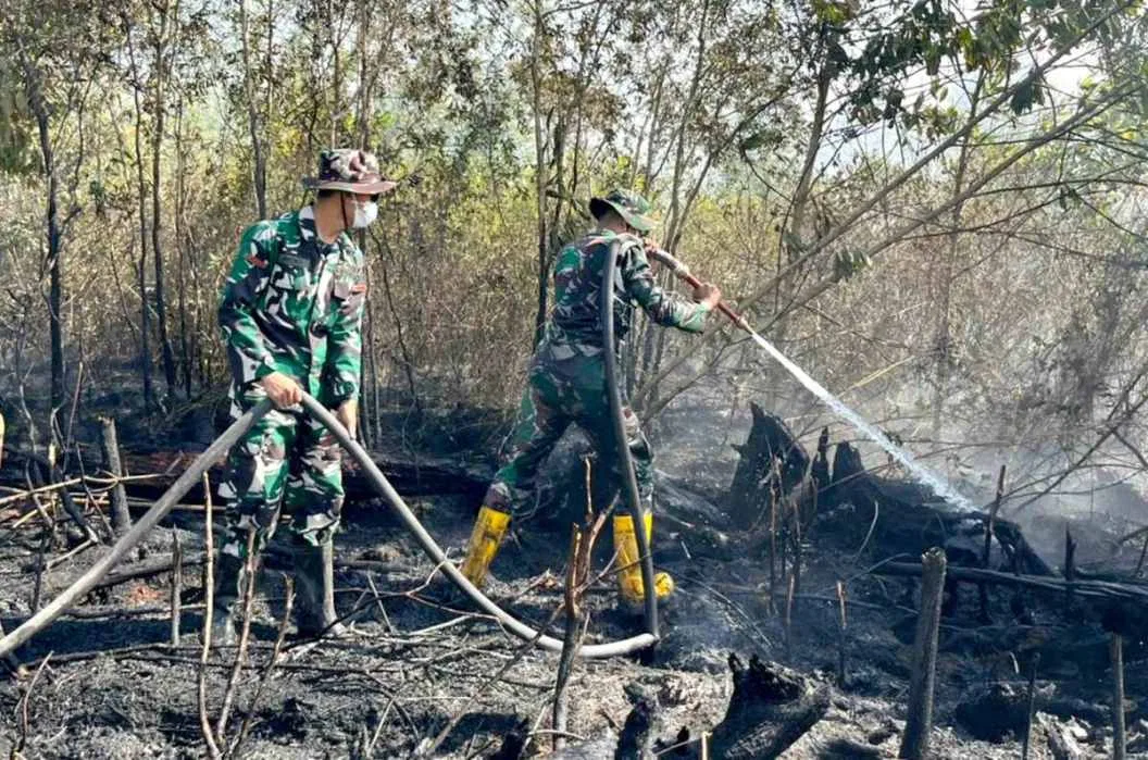 Dikepung Asap dan Bara, Satgas Darat Lanud Sjamsudin Noor Tak Beri Celah Karhutla Meluas Dekati Permukiman Warga