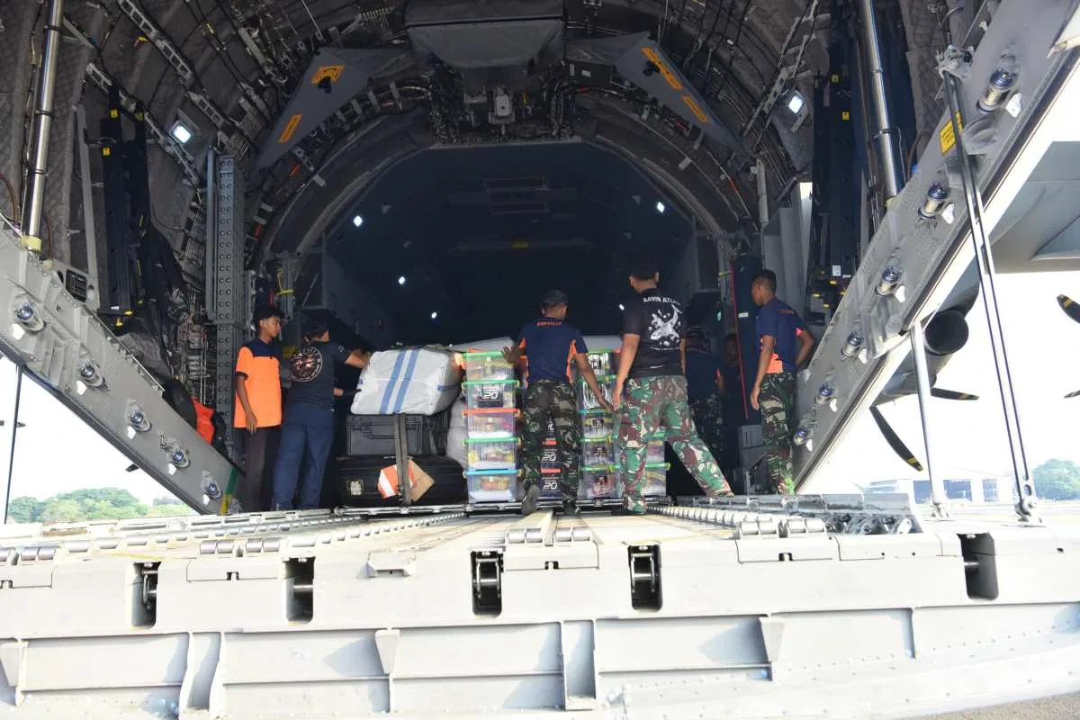 Hari Kedua Puluh Penanganan Gempa NTT, TNI Kirim 1.080,013 Ton Bantuan
