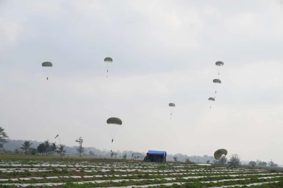 Aksi Airborne Lima Negara Warnai Latgabma SGS 2026