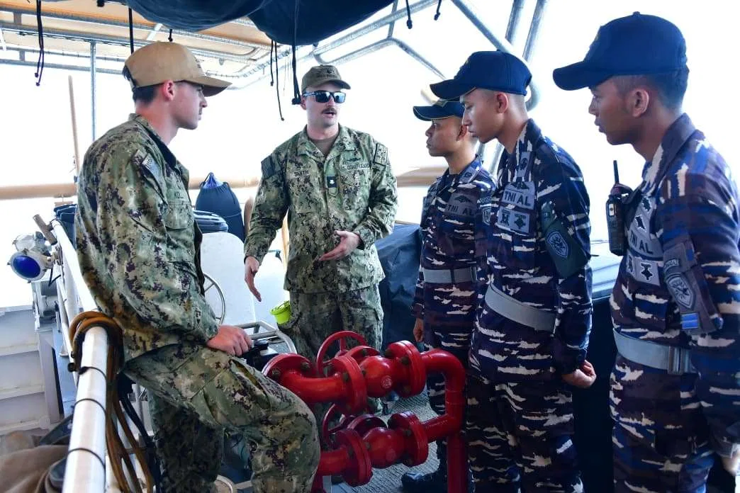 Latihan Pengenalan Alat Penyelamatan Kapal Perkuat Kemampuan TNI dan Unsur Maritim AS