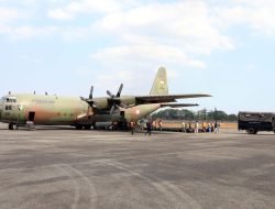 Hercules TNI AU Kembali Tiba di Lanud Sjamsudin Noor, Bawa Ratusan APD Bantuan Kemhan RI dan Masker Dari Puskes TNI AU Untuk Perkuat Penanganan Karhutla Kalsel
