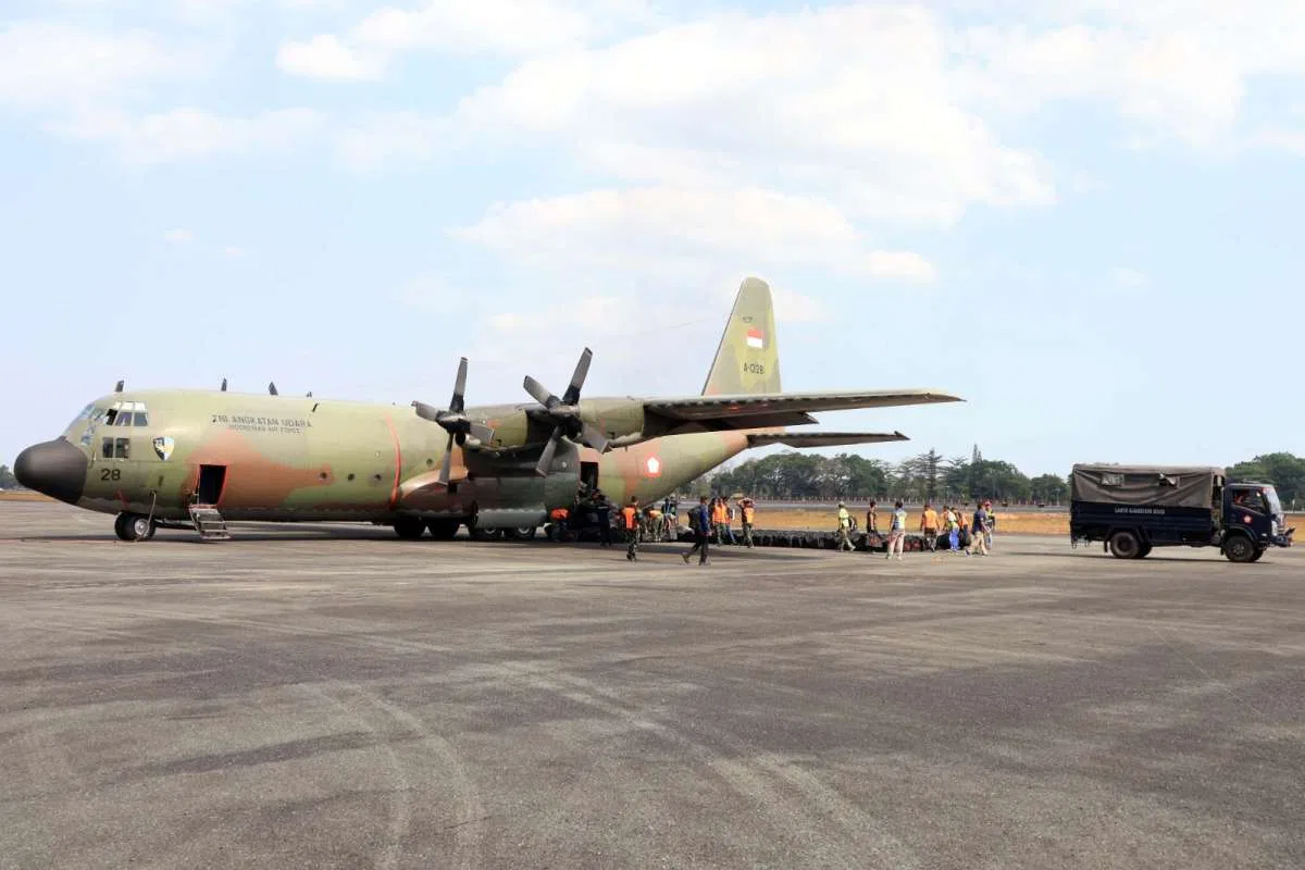 Hercules TNI AU Kembali Tiba di Lanud Sjamsudin Noor, Bawa Ratusan APD Bantuan Kemhan RI dan Masker Dari Puskes TNI AU Untuk Perkuat Penanganan Karhutla Kalsel