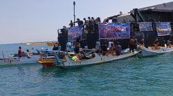 KRI Bawal-875 Salurkan Bantuan Kemanusiaan Bagi Korban Gempa NTT dan Flores
