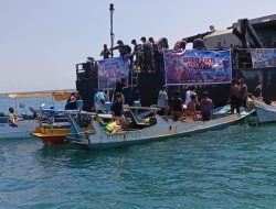 KRI Bawal-875 Salurkan Bantuan Kemanusiaan Bagi Korban Gempa NTT dan Flores