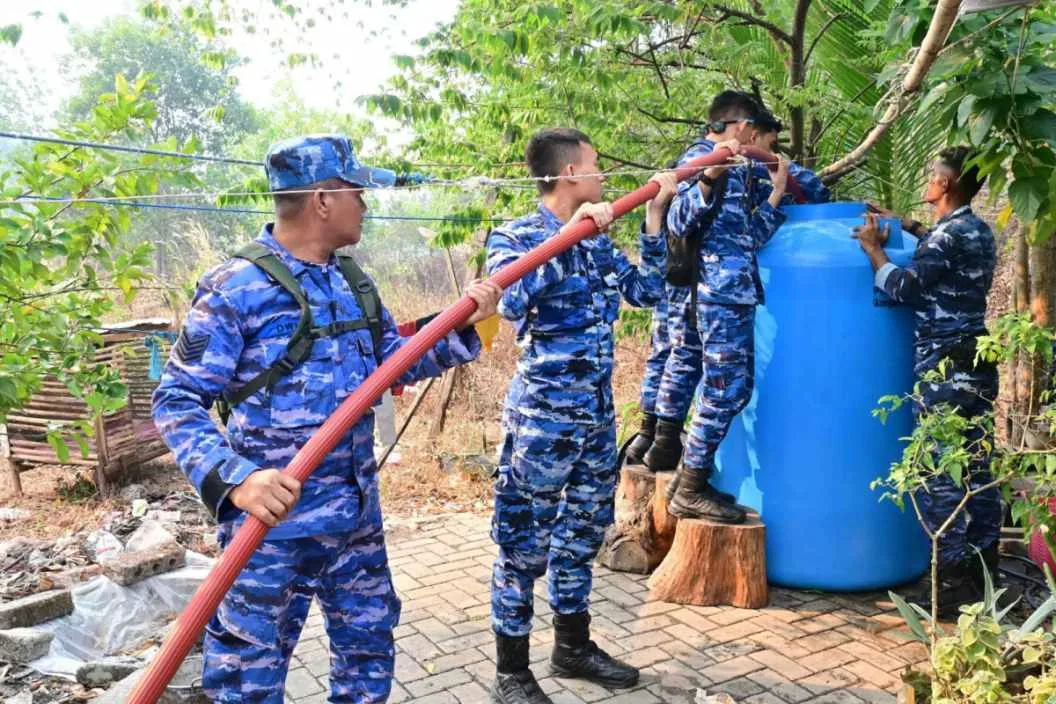 Setetes Kepedulian Ditengah Kemarau, Lanud Sjamsudin Noor Kembali Hadir Salurkan Air Bersih Untuk Warga
