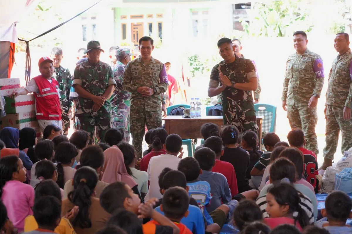 Puspsi TNI Bersama Kodim 1612/Manggarai dan Yonif TP 834/WM Berikan Trauma Healing kepada Penyintas Gempa