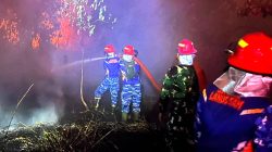 Siang Hingga Dini Hari, Satgas Karhutla Lanud Sjamsudin Noor Terus Bergerak, Terjang Padamkan Api di Lahan Gambut