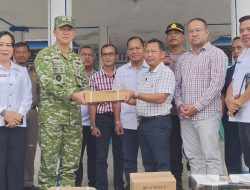 Satgas Karhutla TNI Kawal Penyaluran Bantuan Korporasi untuk Desa Terdampak di Melawi