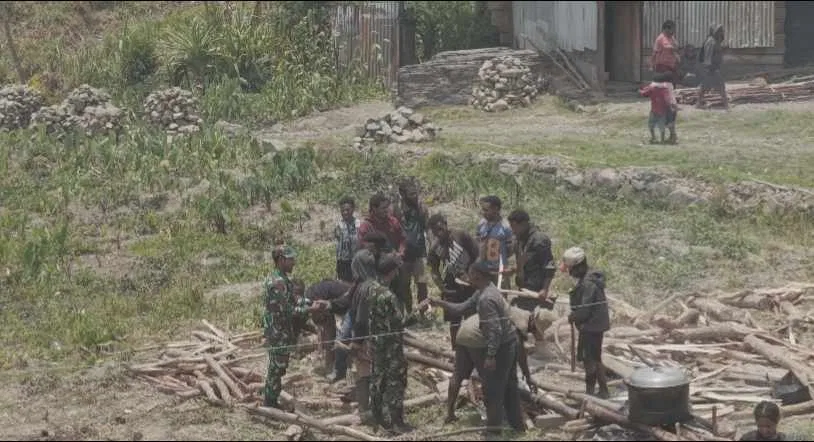 Babinsa 1714-01/Mulia Ulia Pererat Kemanunggalan TNI–Rakyat Melalui Anjangsana dan Bantuan Sembako di Kampung Kulon Enggame, Distrik Pagaleme
