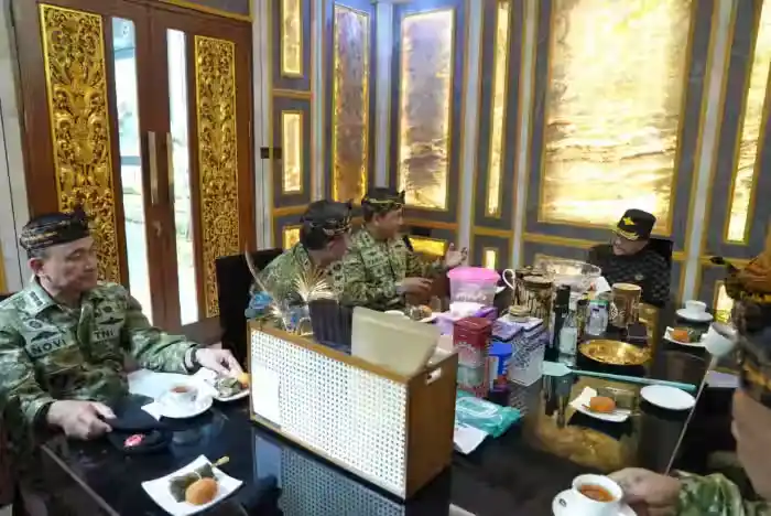 Kababinkum dan HAM TNI Bersama Waaspers Panglima TNI Anjangsana ke Sesepuh TNI
