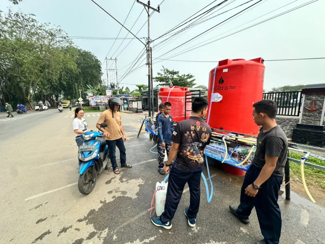 TNI Salurkan 368.000 Liter Air Bersih untuk Masyarakat Terdampak Karhutla di Kalbar