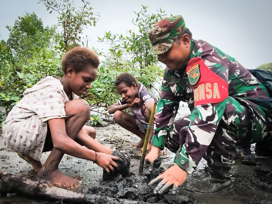 Jaga Kelestarian Lingkungan, Kodim 1710/Mimika Tanam Mangrove Sambut HUT ke-81 TNI