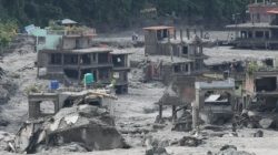 Banjir tersebut terjadi setelah sebuah gletser menyusut dan memicu tanah longsor