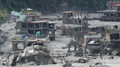 Banjir tersebut terjadi setelah sebuah gletser menyusut dan memicu tanah longsor