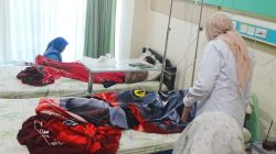 Sejumlah santri Ponpes Manba’ul Hikam menjalani perawatan di RS Siti Hajar Sidoarjo setelah diduga mengalami keracunan menu MBG