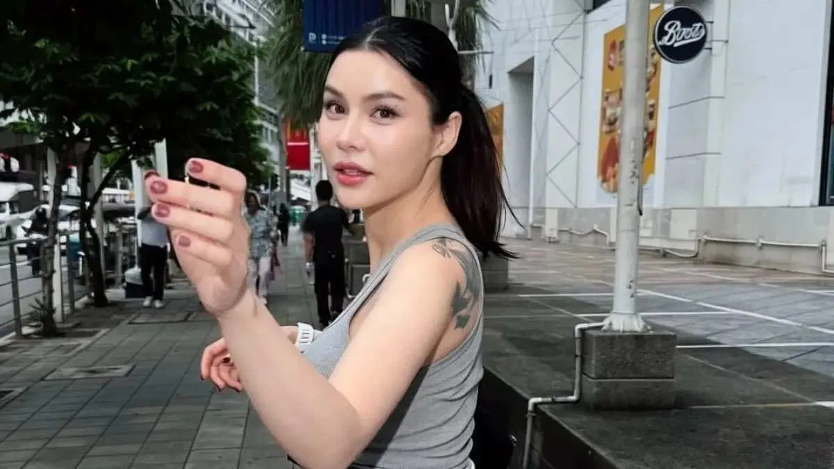 DJ Katty Butterfly sebelumnya berhalangan tampil di sebuah club di Bandung karena mengalami nyeri perut akut setelah asam lambungnya kambuh