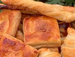 Tahapan tersebut menjadi bagian penting dalam pembuatan puff pastry karena adonan perlu dijaga kondisinya selama proses berlangsung