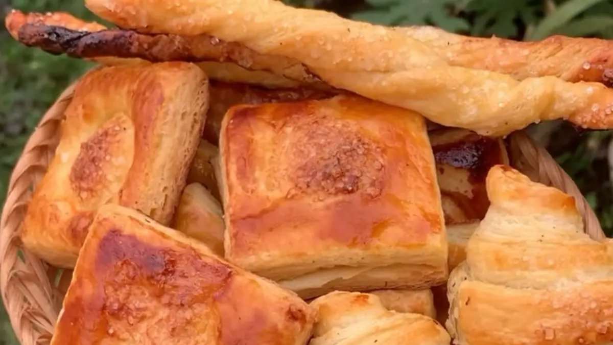 Tahapan tersebut menjadi bagian penting dalam pembuatan puff pastry karena adonan perlu dijaga kondisinya selama proses berlangsung