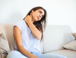 Jangan Panik, Ini 5 Cara Meredakan Leher Kaku Akibat Salah Posisi Tidur