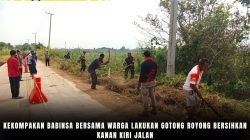 Kekompakan Babinsa Bersama Warga Lakukan Gotong Royong Bersihkan Kanan Kiri Jalan