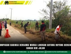 Kekompakan Babinsa Bersama Warga Lakukan Gotong Royong Bersihkan Kanan Kiri Jalan