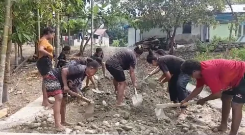 Demi Kampung Lebih Maju, Mama-Mama Kampung Yamboi Turun Tangan Bantu Satgas TMMD