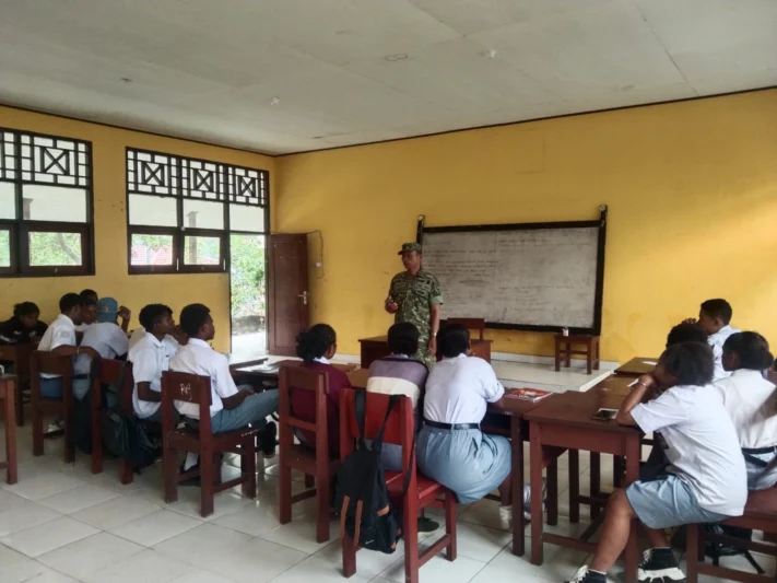 Kuatkan Jiwa Kebangsaan Pelajar, Satgas TMMD ke-130 Kodim 1808/Mansel Edukasi Siswa SMA Negeri 1 Ransiki