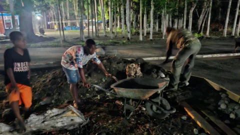 Kejar Target TMMD ke 130, Personel Satgas Bersama Masyarakat Lembur Hingga Malam