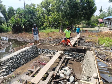 Medan Berlumpur Jadi Tantangan, Satgas TMMD Ke-130 Kerja Ekstra Rampungkan Pembangunan Jembatan