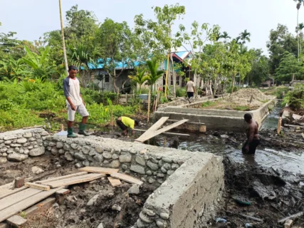 Tanpa Libur Personel Satgas TMMD Ke-130 Terus Bekerja : Progres Jembatan Kampung Yamboi Capai 45 Persen