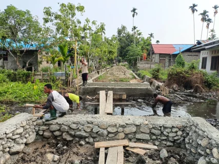 Tanpa Libur Personel Satgas TMMD Ke-130 Terus Bekerja : Progres Jembatan Kampung Yamboi Capai 45 Persen