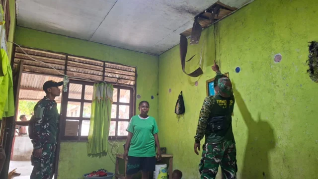 Tak Hanya Atap, Satgas TMMD Ke-130 Benahi Plafon Rumah Warga Yamboi
