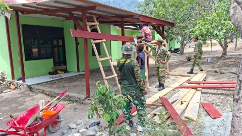 Rumah Warga Yamboi Makin Rapi dan Asri, Satgas TMMD Ke-130 Pasang Lisplang Baru
