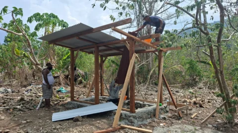 Atap Seng Terpasang, Satgas TMMD Ke-130 Percepat Pembangunan MCK