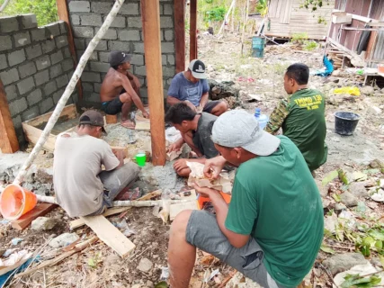 Hangat dalam Kebersamaan : Satgas TMMD Ke-130 dan Warga Yamboi Makan Siang Bersama