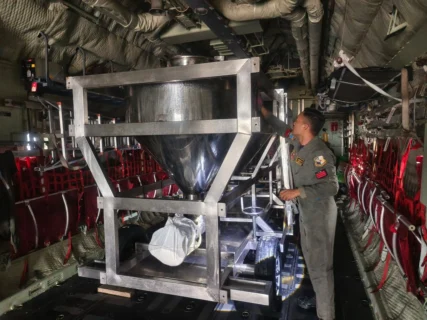 Modifikasi Cuaca Berlanjut, TNI Intensifkan Modifikasi Cuaca di Palembang, Satgas Udara Semai 9 Ton dry ice dan NaCl